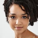 Aisha Dee als Kayla