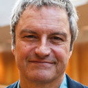 Gavin Esler als U.K. Newsreader #1