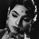Kumari Naaz als Pramila Sinha