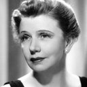 Cora Witherspoon als Mrs. Burns-Norvell