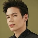 Jake Ejercito als Cedric