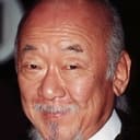 Pat Morita als Brian, Waiter in Restaurant