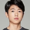 Uhm Ji-sung als Young volunteer army