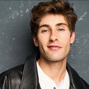 Declan Clifford als Theo
