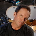 Scott Crago als Drums