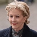 Patricia Hodge als Edward's Wife