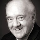 Richard Herd als Television Presenter