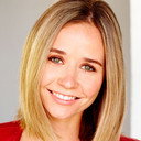 Sophie Luck als Fiona "Fly" Watson