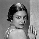 Maria Helena Matos als Tia / Aunt