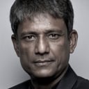 Adil Hussain als Dr. Anand Joshi