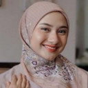 Nadzira Shafa als Young Mom at the Mosque