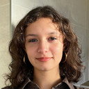 Jasmine Lange als Friend at campfire