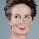 Celia Imrie als Hausmutter