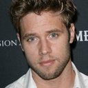 Shaun Sipos als Hans