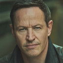 Andrew Dowbiggin als DS James Clarke