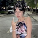 Broey Deschanel als Self