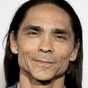 Zahn McClarnon als Sam Sixkiller