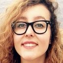 Maëva Arnoux als Fille à lunettes
