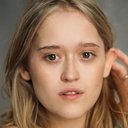Freya Hannan-Mills als Robin