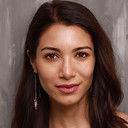 Chantelle Barry als Angelina Alcott / Roku