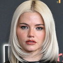 Hayes Warner als Debbie Schaffer