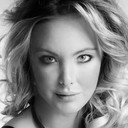 Andrea Felldin als Bartender / Angel