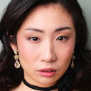 Lillian Zhou als Receptinoist