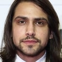 Luke Pasqualino als Kev