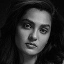 Parvathy Thiruvothu als RJ Sarah