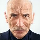 Tuncel Kurtiz als Köylü