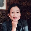 Yijun Zhou als Host