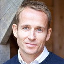 Jonnie Irwin als Host