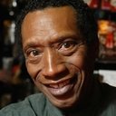 Lionel Mark Smith als Pit Boss