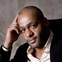 Nino Sandow als Stage Manager (New York)