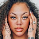 Miryam Lumpini als Self - Tattoo Artist
