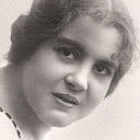 Cremilda de Oliveira als tia Adriana