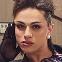 Bimba Farelo als Loren (Young)