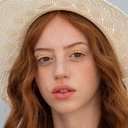 Lily Newmark als Carly