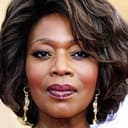 Alfre Woodard als Mum