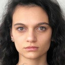Büşra Albayrak als Ayça