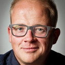 Sven de Leijer als Self - Host