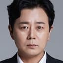 Yoon Sung-won als Chief of Police