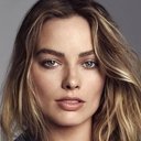 Margot Robbie als Daphne Milne