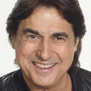 Nick Giannopoulos als Steve Karamitsis / Mr. Karamitsis / Mrs. Karamitsis