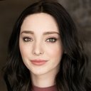 Emma Dumont als Jackie Oppenheimer