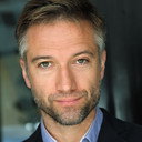 Howard Corlett als Howard