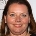 Joanna Scanlan als Aunt Belle