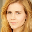 Christie Lynn Smith als Coral
