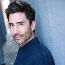 Andrew Roach als Detective
