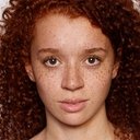 Erin Kellyman als Anna